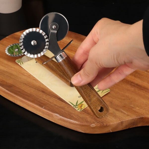1 ADET AKASYA SAPLI 2'Lİ PİZZA KESİCİ (10970)