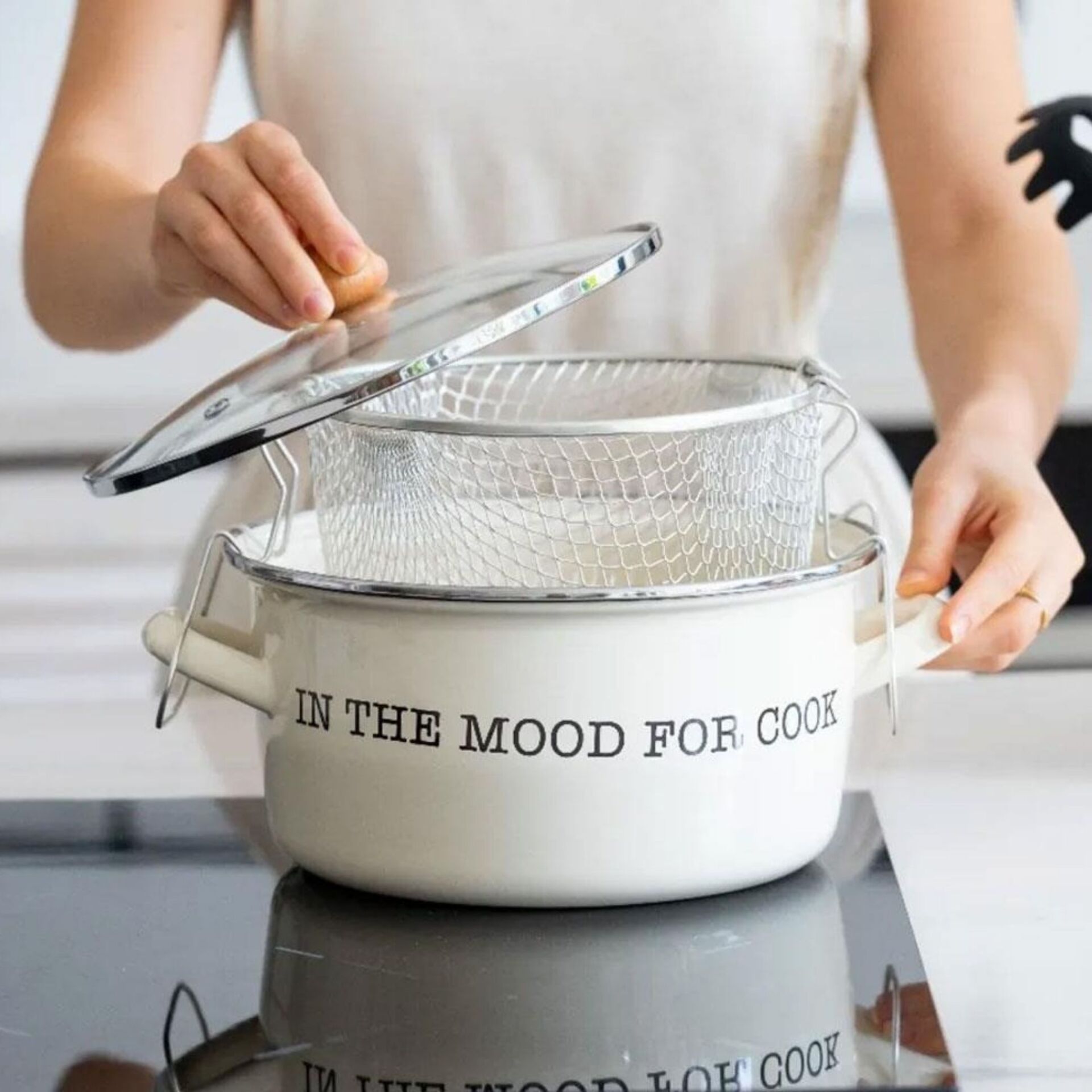 22CM EMAYE KIZARTMA TENCERESİ (1018B)