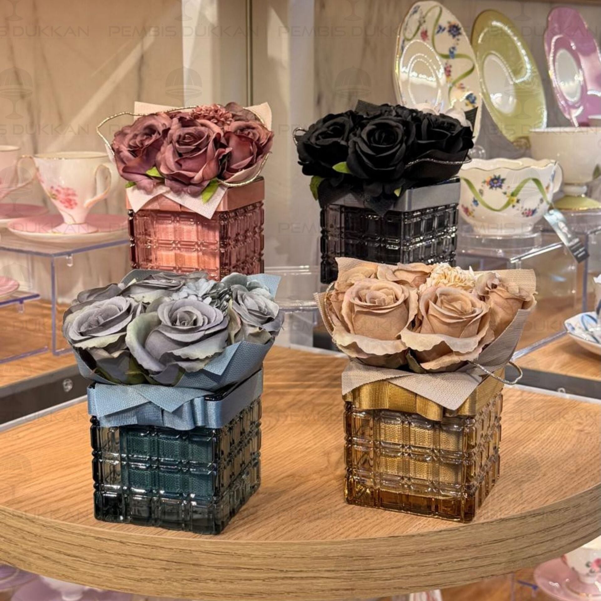 1 ADET SPREY HEDİYELİ KARE CAM VAZOLU YAPAY ÇİÇEK (RENK SEÇİNİZ) NO2