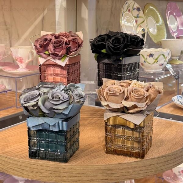 1 ADET SPREY HEDİYELİ KARE CAM VAZOLU YAPAY ÇİÇEK (RENK SEÇİNİZ) NO2