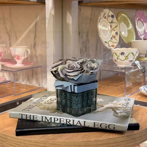 1 ADET SPREY HEDİYELİ KARE CAM VAZOLU YAPAY ÇİÇEK (RENK SEÇİNİZ) NO2