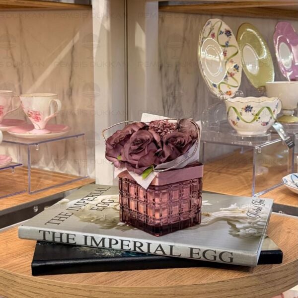 1 ADET SPREY HEDİYELİ KARE CAM VAZOLU YAPAY ÇİÇEK (RENK SEÇİNİZ) NO2