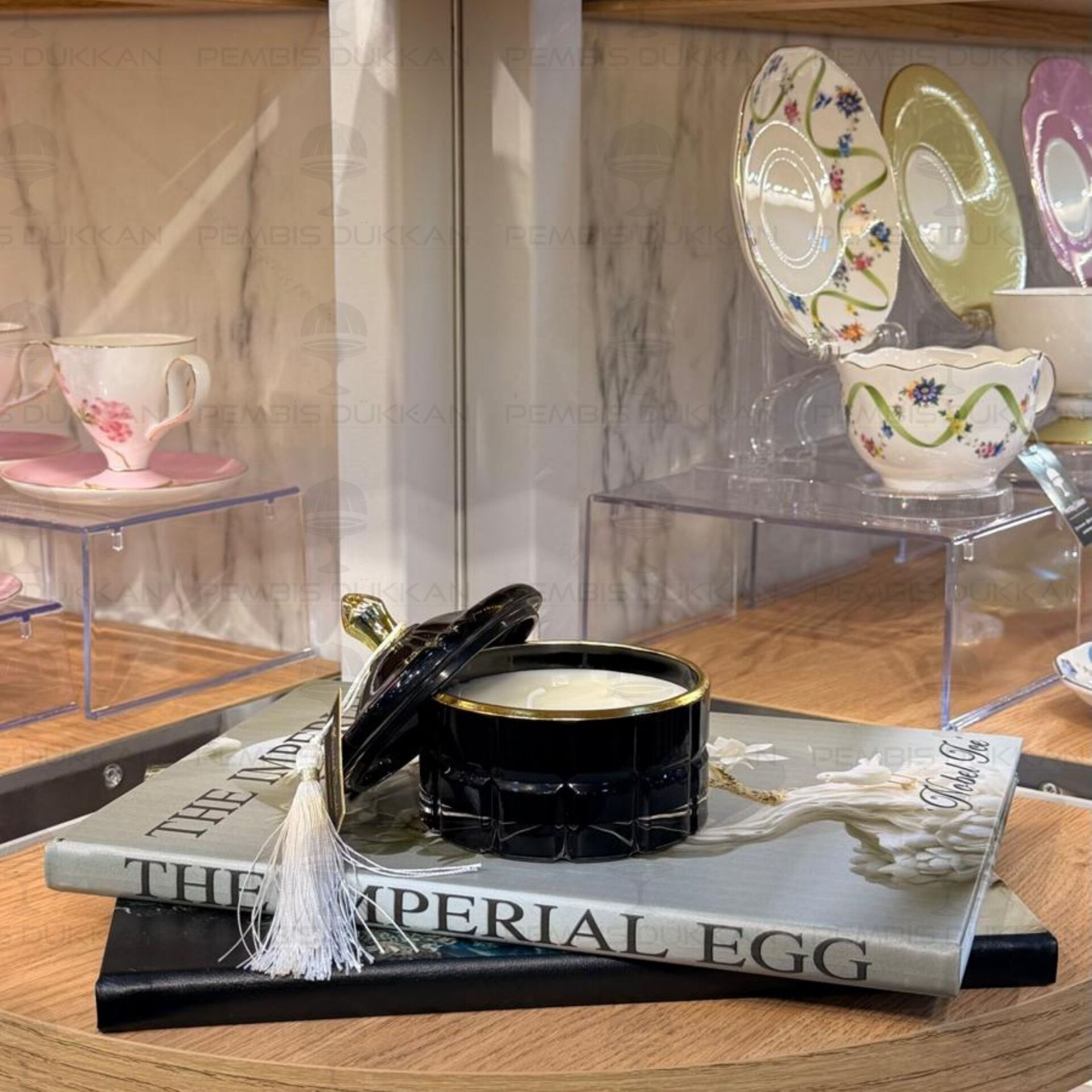 DEKORATİF PÜSKÜLLÜ SİYAH KOKULU MUM