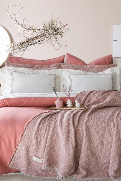 DAFNE ÇİFT KİŞİLİK YATAK ÖRTÜLÜ NEVRESİM TAKIMI - GÜL KURUSU