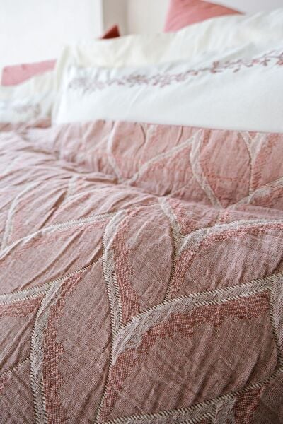 DAFNE ÇİFT KİŞİLİK YATAK ÖRTÜLÜ NEVRESİM TAKIMI - GÜL KURUSU