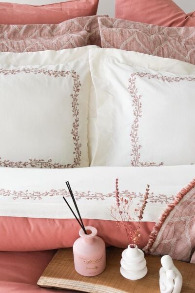 DAFNE ÇİFT KİŞİLİK YATAK ÖRTÜLÜ NEVRESİM TAKIMI - GÜL KURUSU