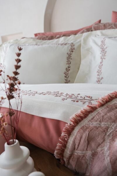 DAFNE ÇİFT KİŞİLİK YATAK ÖRTÜLÜ NEVRESİM TAKIMI - GÜL KURUSU