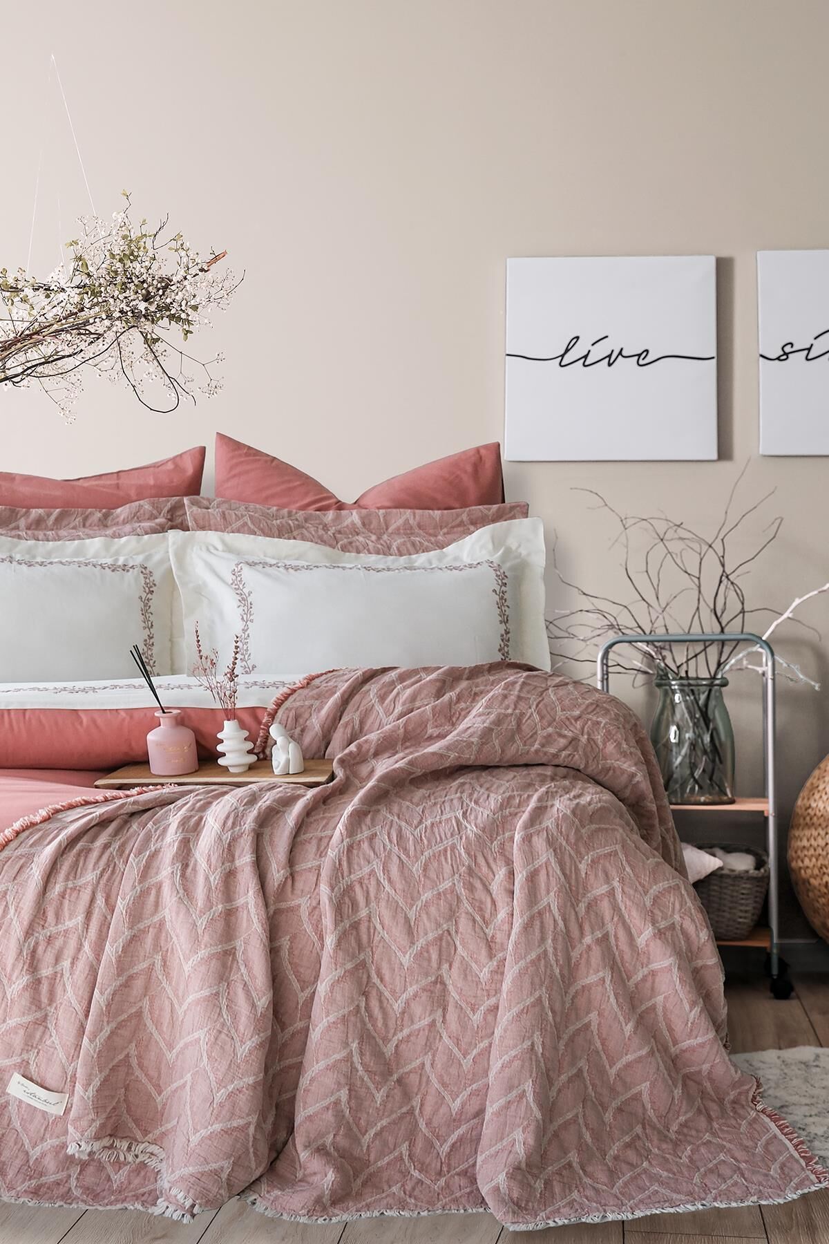 DAFNE ÇİFT KİŞİLİK YATAK ÖRTÜLÜ NEVRESİM TAKIMI - GÜL KURUSU