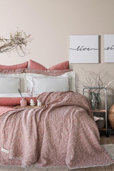 DAFNE ÇİFT KİŞİLİK YATAK ÖRTÜLÜ NEVRESİM TAKIMI - GÜL KURUSU