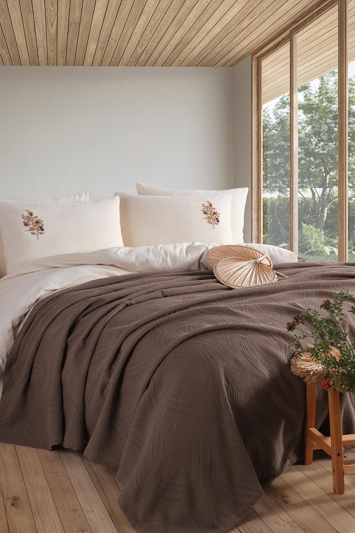 ROYAL CREST ÇİFT KİŞİLİK NEVRESİMLİ PİKE TAKIMI - KAHVE