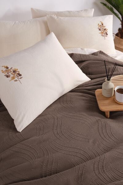 ROYAL CREST ÇİFT KİŞİLİK NEVRESİMLİ PİKE TAKIMI - KAHVE