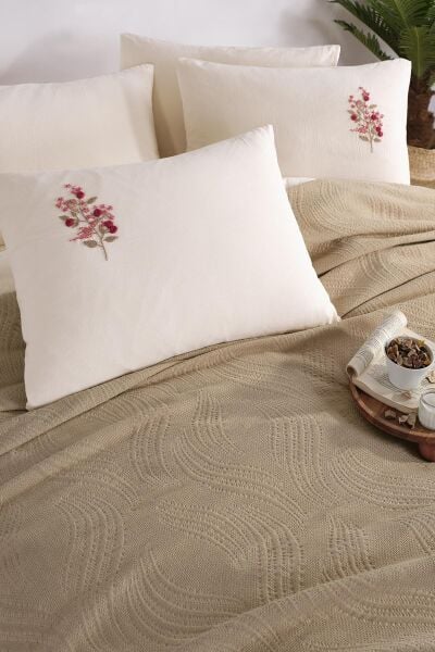 ROYAL CREST ÇİFT KİŞİLİK NEVRESİMLİ PİKE TAKIMI - KOYU BEJ